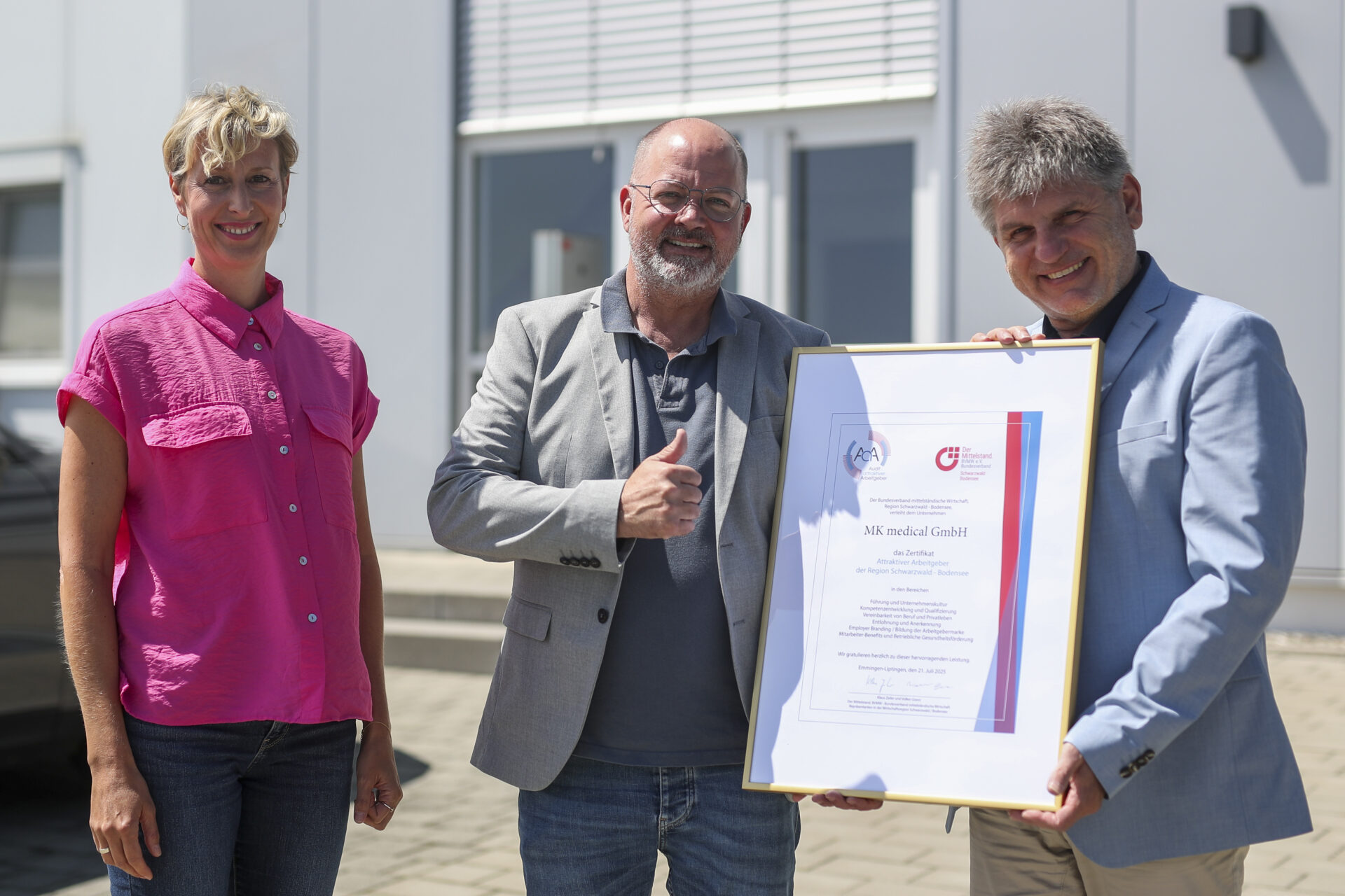 Personalleiterin Kerstin Schutzbach und Geschäftsführer Michael Krix (Mitte) freuen sich über das Zertifikat aus den Händen von Auditor Klaus Zeiler. Foto: BVMW